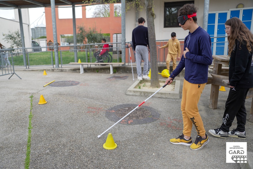 Une image contenant chaussures, habits, personne, solLe contenu généré par l’IA peut être incorrect.